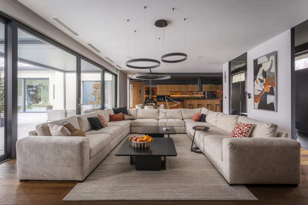 Nowoczesny dom w stylu quiet luxury